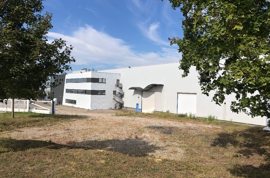 CHAPONNAY – BATIMENT D’ACTIVITE à louer (13 000m² de foncier + 3 300m² de bâtiment)