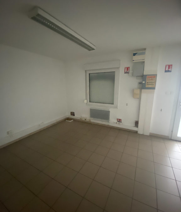 BUREAUX DE 140m2 LOCATION -SAINT PIERRE DE CHANDIEU